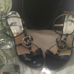 MK BLACK LEATHER HEELS WITH SILVER LOGO DETAIL
